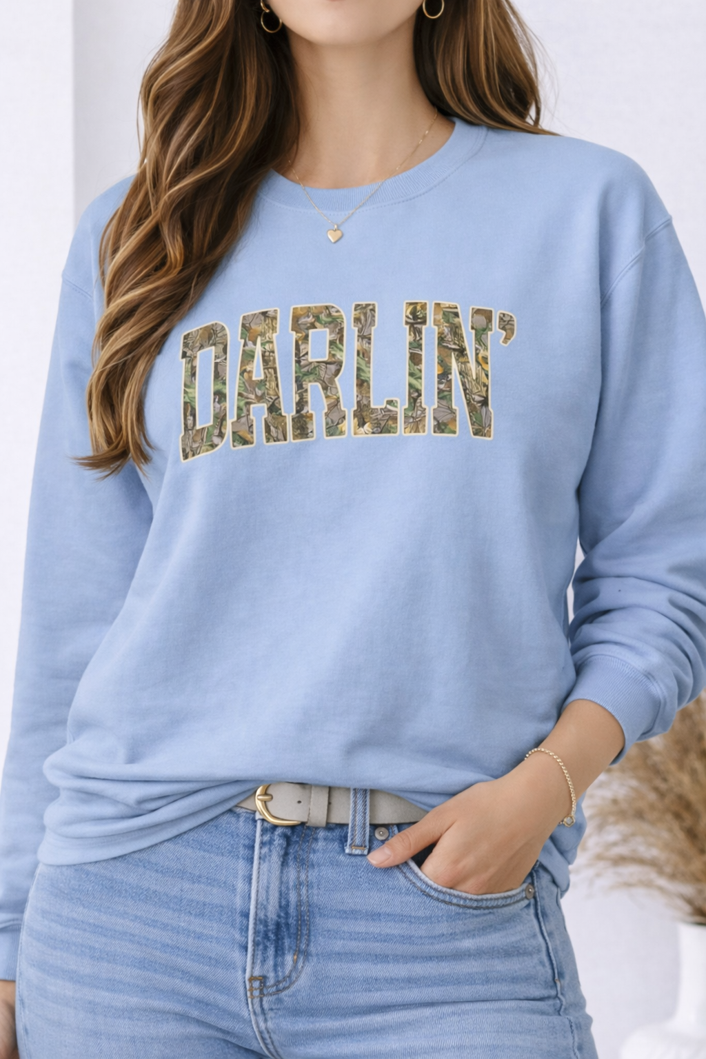 🤍🌿 Darlin’ Camo Letter Crewneck Sweatshirt (Gildan)